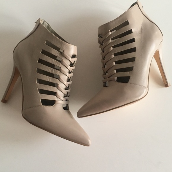 Ivanka Trump Leather Pointed Heel Ankle Boots 6.5M - Picture 7 of 16